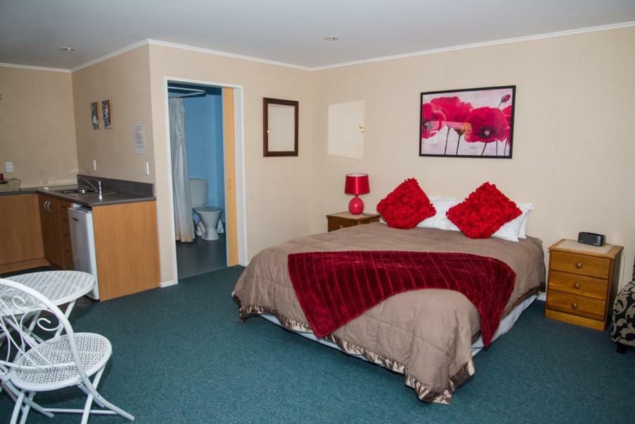 Te Waka Lodge Te Anau Exterior photo